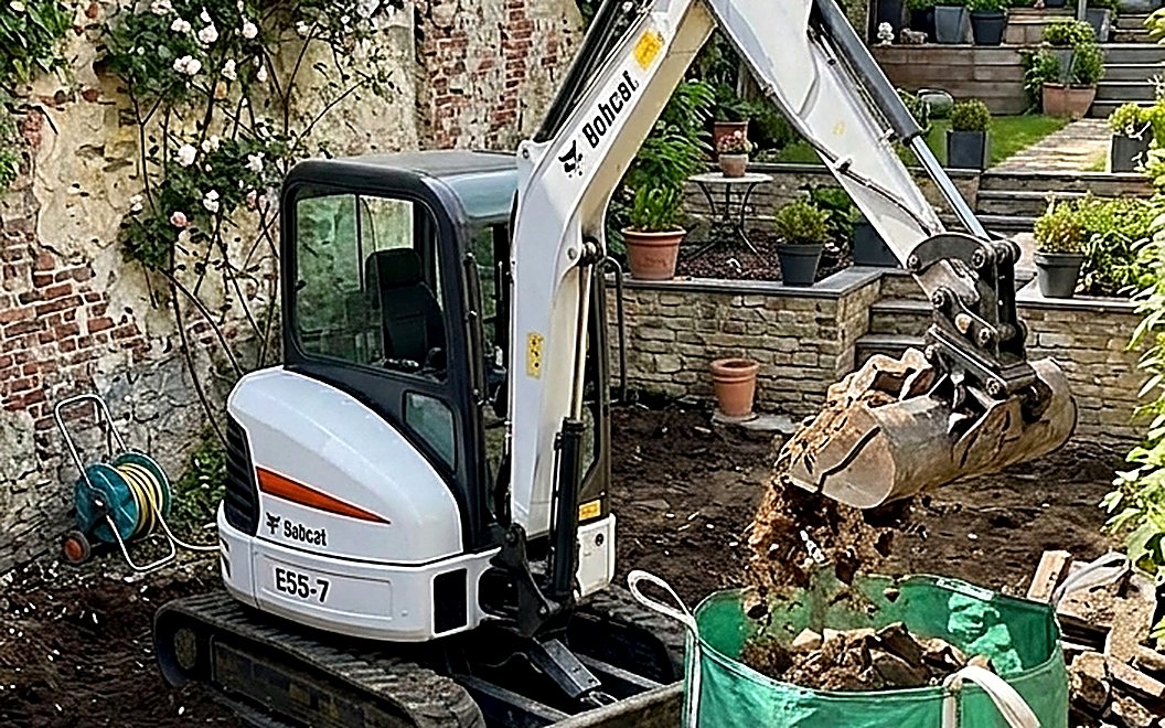 Démolition et évacuation de gravats à la mini-pelle Bobcat